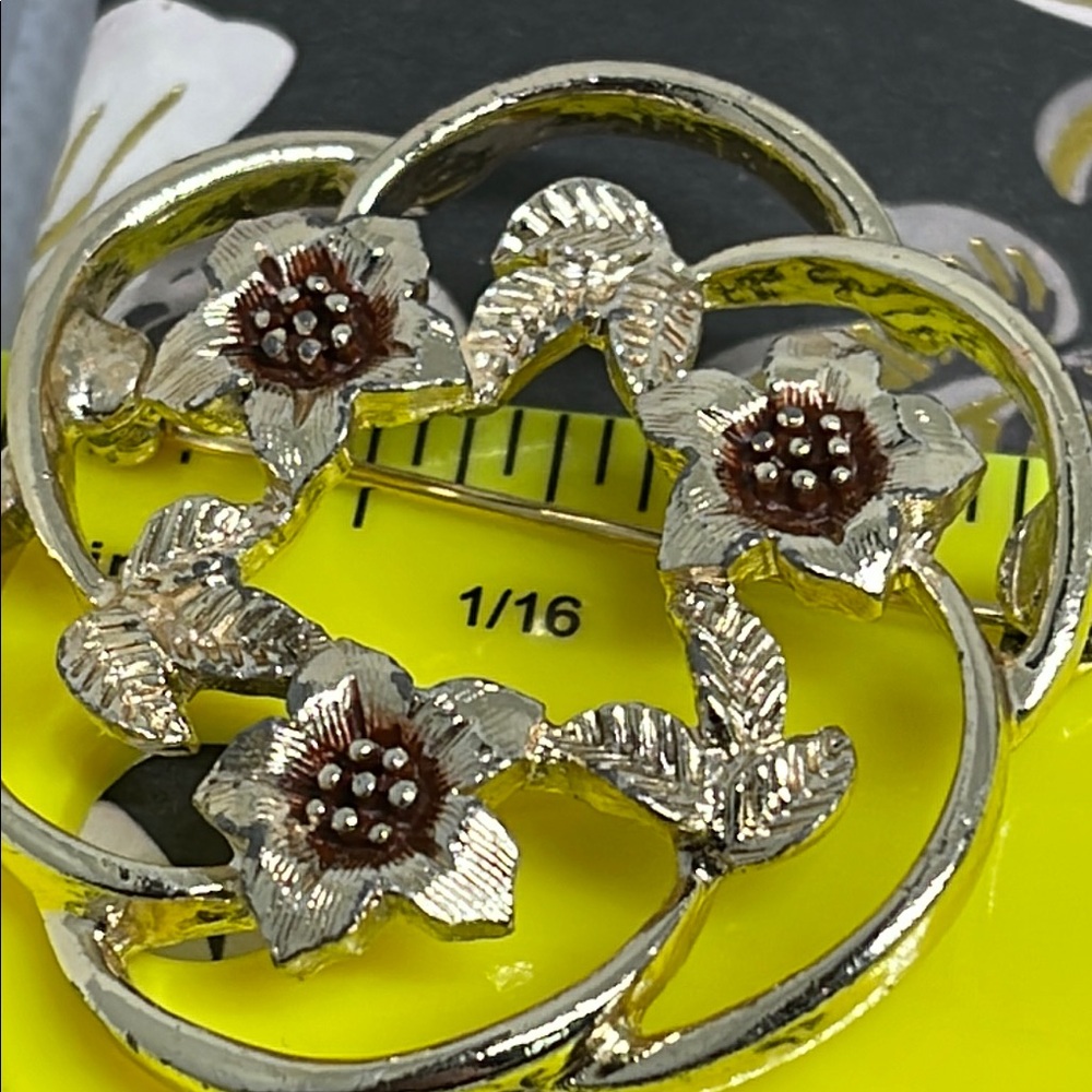 Sarah Coventry circa 1975 Elegant Gold tone  Floral Brooch pin - Picture 10 of 10